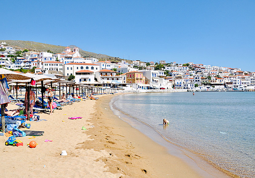 Stranden i Batsi på Andros är en av öns mest barnvänliga sandstränder. 