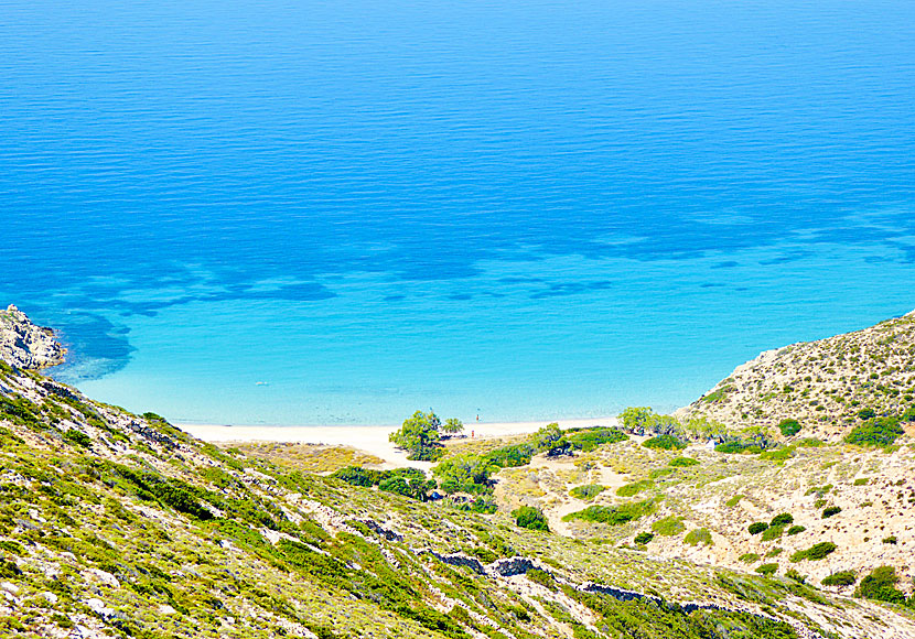 Den fantastiska Livadi beach på Donoussa ligger nedanför byn Mersini.