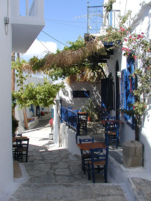 De vackra gränderna i Chora på Amorgos är ett måste med alla dess restauranger och mysiga caféer. 