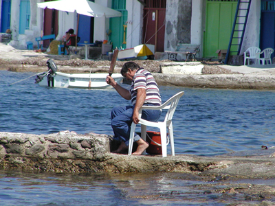 Fiskare i Klima på Milos förbereder dagens bläckfisk.