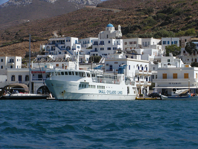 Small Cyclades Line med Express Skopelitos i Katapola hamn på Amorgos.