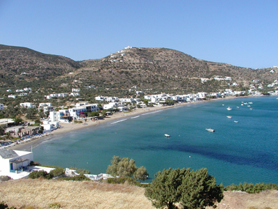 Platys Gialos. Sifnos vackraste strand med hotell och restauranger direkt på stranden. 