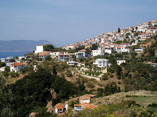 Vy över Glossa by som ligger i slänten ner mot Loutraki. Skopelos .