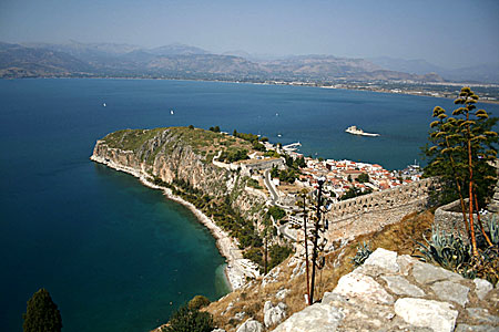 Denna sköna utsikt över Nafplion är givetvis tagen från fortet Palamidi. 