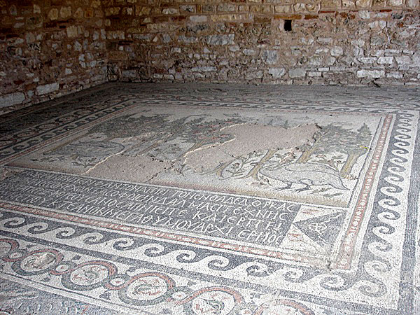 Ruiner med ett mosaikgolv i Nikopolis.