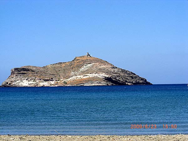 Ön Planeten utanför Panormos och Rohari på Tinos.