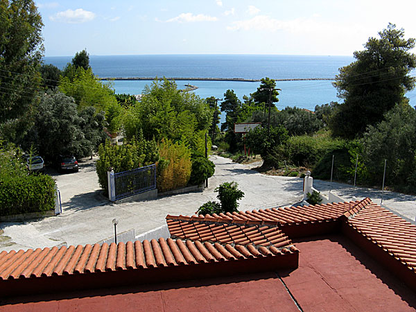 Utsikten från balkongen på Corali hotel. Skyros.