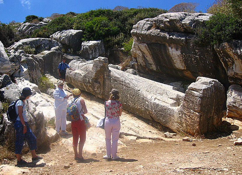 Kourosen ovanför Apollonas på Naxos.