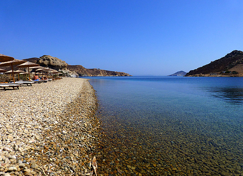 Missa inte Petra beach, nära byn Grikos, när du besöker Patmos i Grekland. 