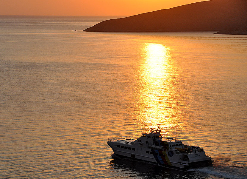 Katamaranen Sea Star lämnar hamnen i Livadia på Tilos när solen går upp för vidare färd mot Rhodos stad.