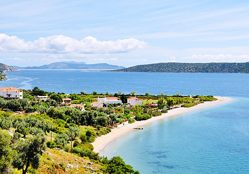 Solstolar att hyra finns på Agios Dimitrios beach och det finns en taverna och en kantina. 