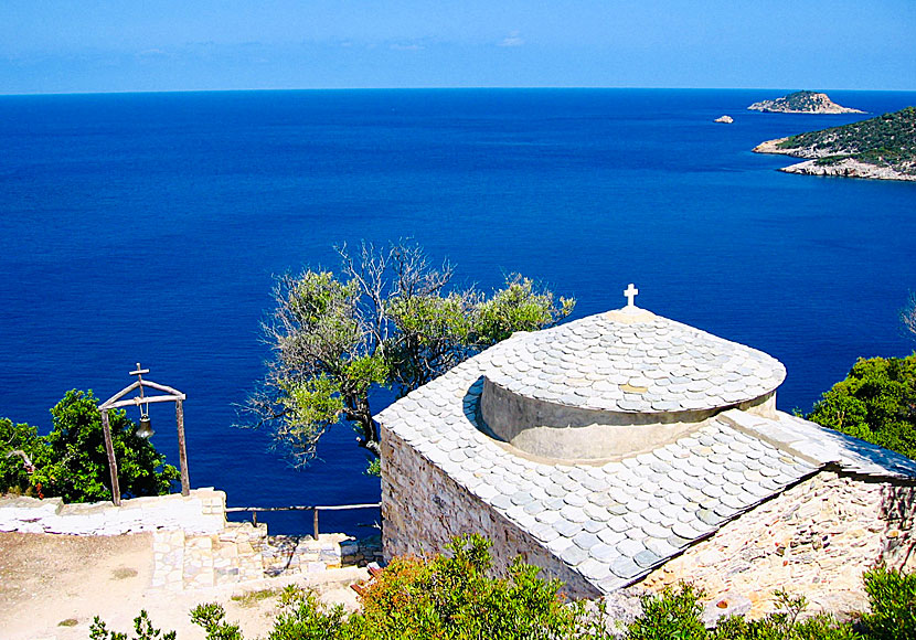 Missa inte kyrkan Agioi Anargiri när du vandrar på ön Alonissos i Grekland.