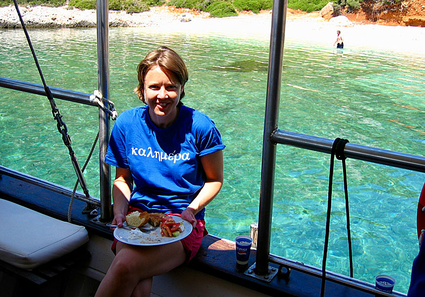Lunch ombord på utflyktsbåten Gorgona i den marina nationalparken på Alonissos. 