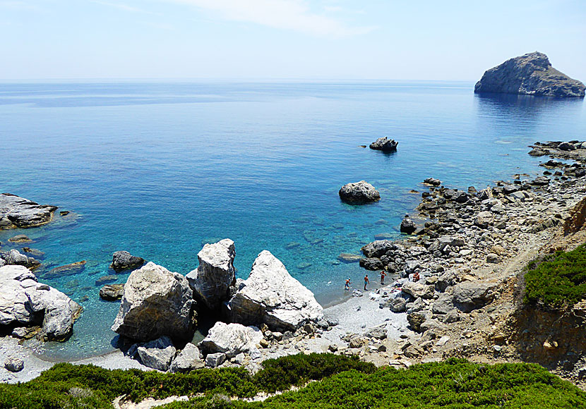 Klippbaden och strändrna i Agia Anna på Amorgos.