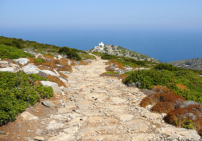 Under vandringen till den antika byn Arkesini från byn Vroutsi på Amorgos passerar man Agios Ioannis Church.