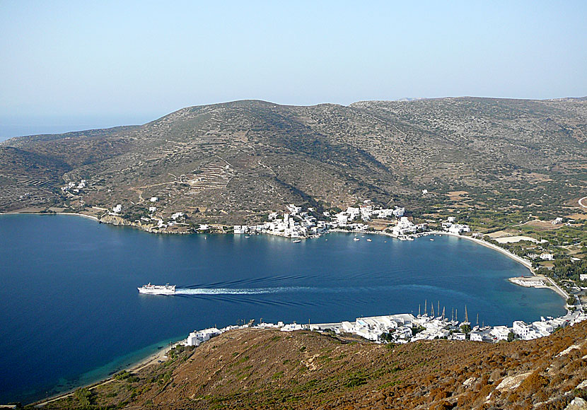 Utsikt över Katapola från Minoa på Amorgos. Express Skopelitis har precis lämnat hamnen.