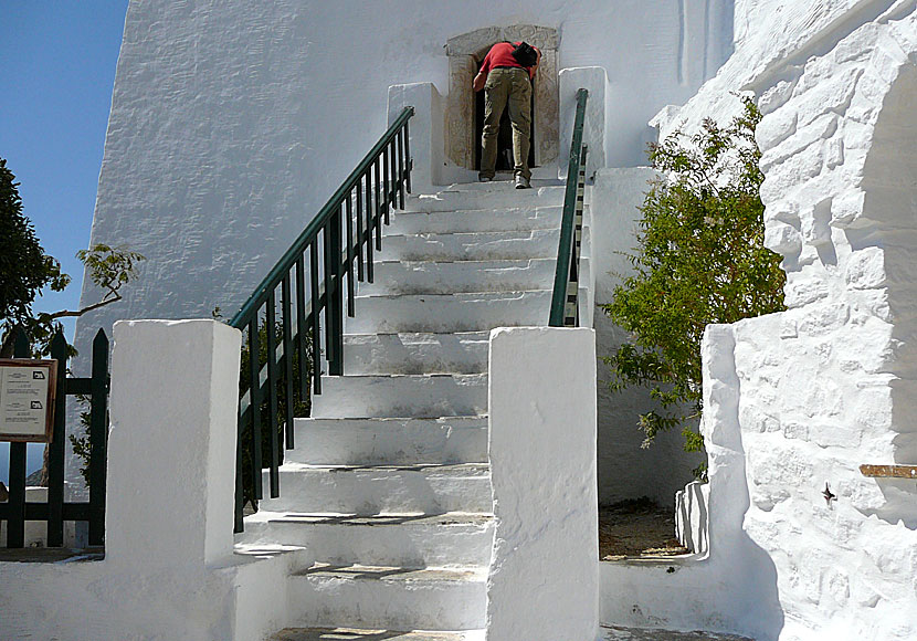 Den smala ingången till klostret på Amorgos i Grekland. 