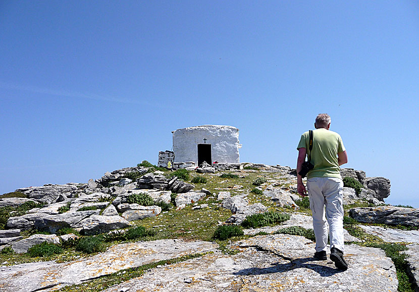 Berget och kyrkan Profitis Ilias på Amorgos i Grekland. 