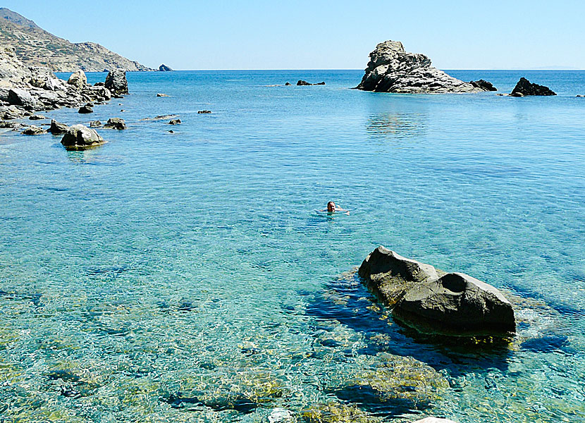 Amoudi beach på Amorgos omges av kristallklart turkost vatten. 