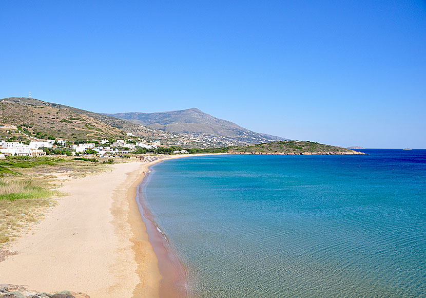Den fina sandstranden Agios Petros beach ligger nära den mysiga byn Batsi på Andros. 