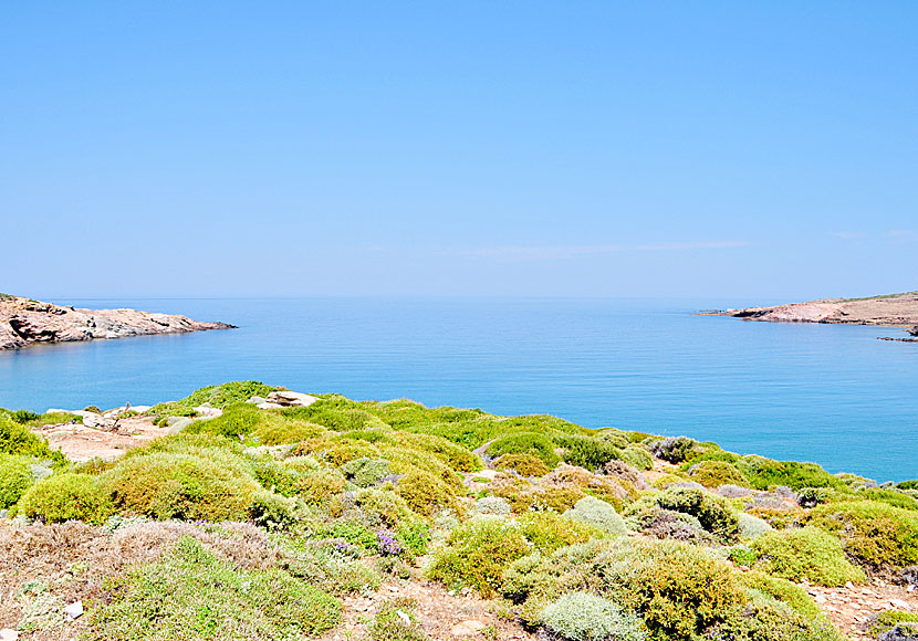 Ateni beach Mikro Ateni beach på ön Andros i Kykladerna skiljs åt av ett näs. 