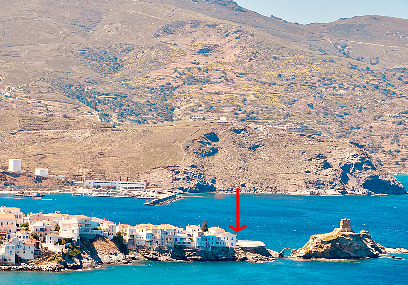 Chora och den gamla fästningen Kato Kastro på Andros. 