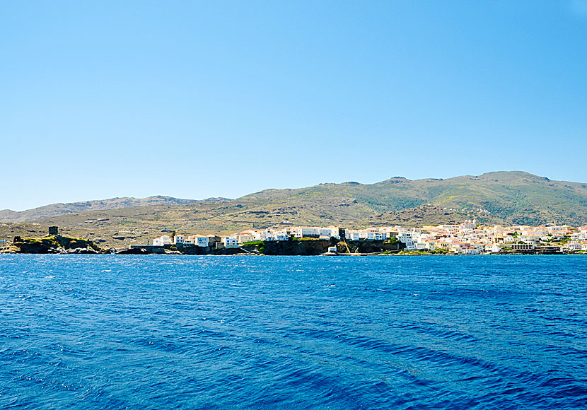 Andros stad och Neimporio beach i Grekland.
