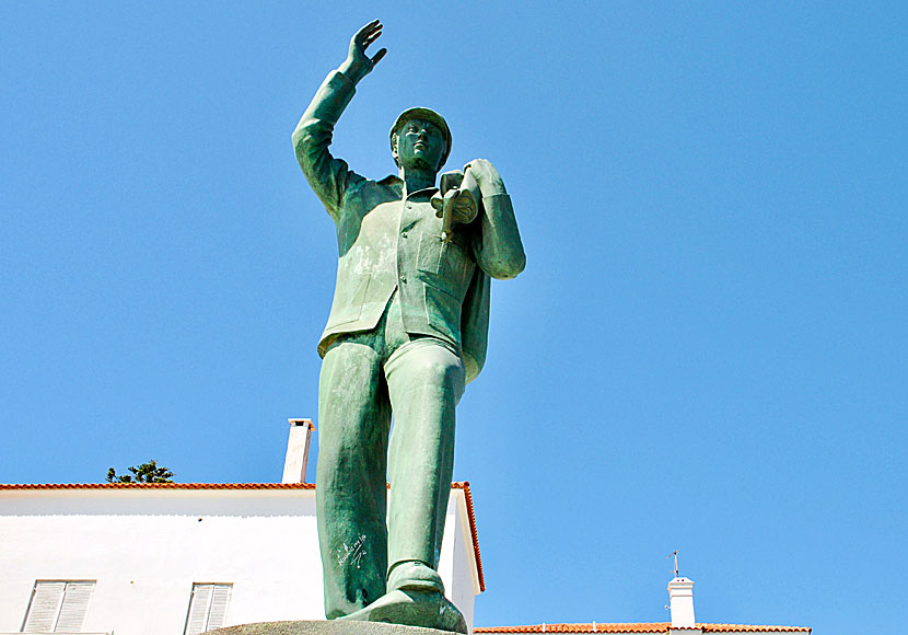 Monumentet över Den okände sjömannen i Chora på Andros i Kykladerna. 