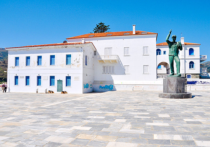 Den okände sjömannen står på Riva Square vid sjöfartsmuseet i Chora på Andros.