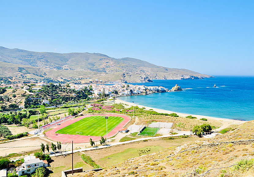 Paraporti beach till höger om Chora på Andros.