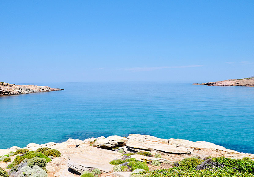 Det finns klippor vid stranden i Ateni varifrån man kan hoppa eller dyka ner i vattnet och snorkla.