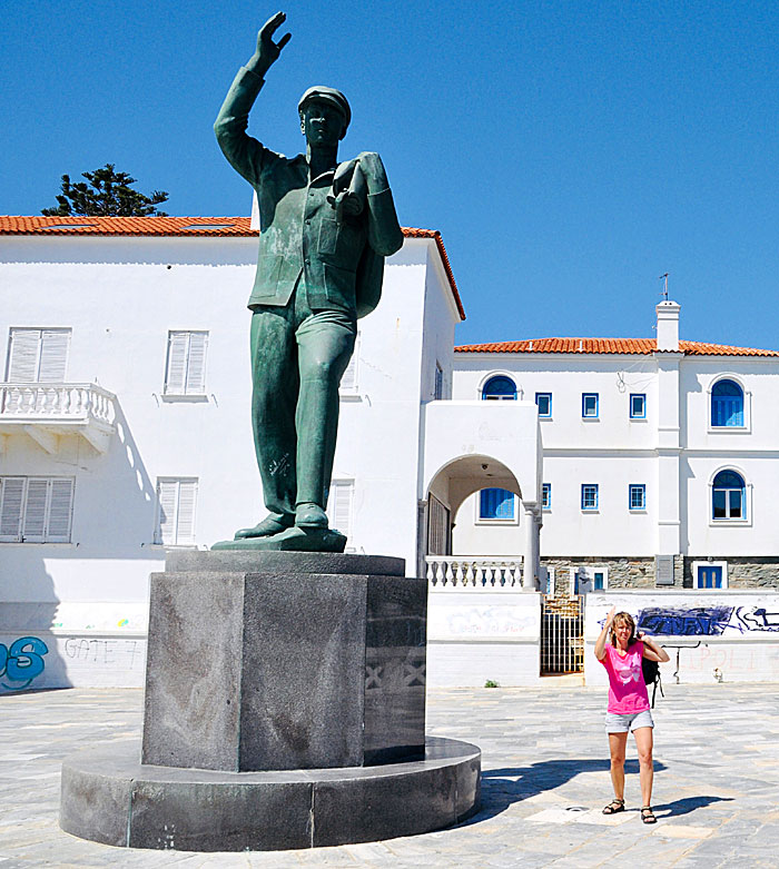Statyn över Den okände sjömannen i Chora på Andros är gigantisk.