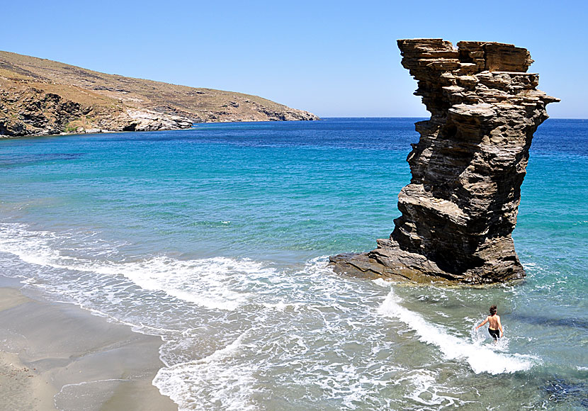 Tis Grias to Pidima beach och klippa på Andros i Grekland.