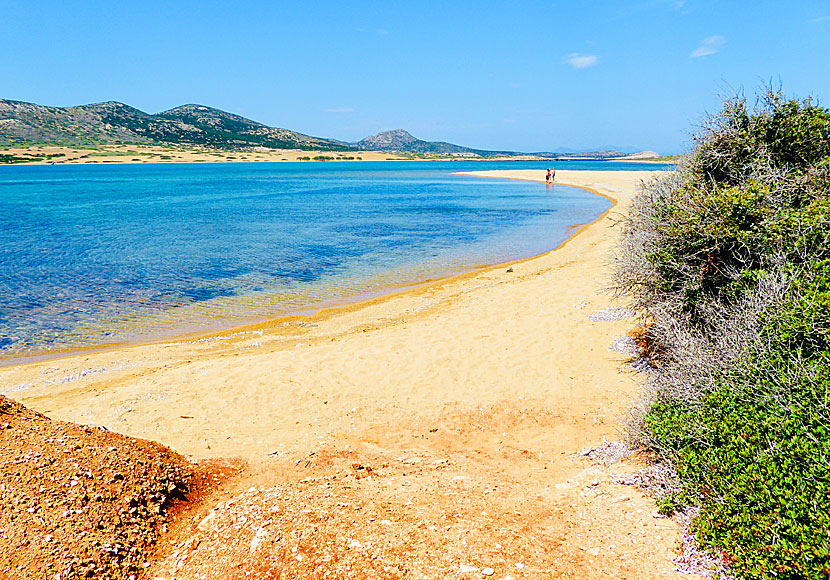Agios Georgios beach på Antiparos med ön Despotiko i bakgrunden. 
