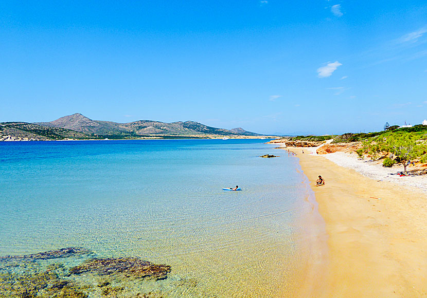 Den barnvänliga sandstranden Agios Georgios beach är Antiparos bästa strand. 