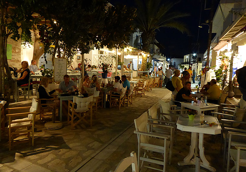 Tavernor och barer längs Main Street på Antiparos.