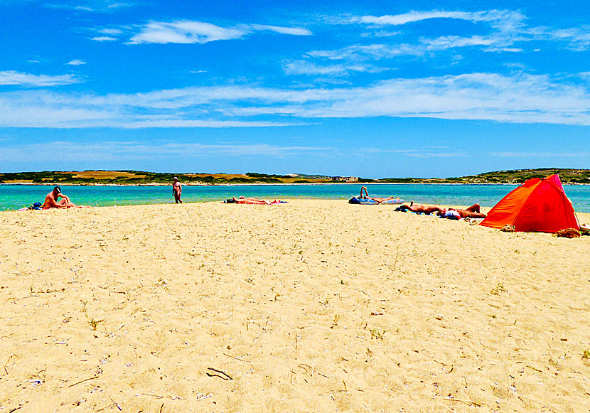 Nudist beach på Antiparos och den lilla ön Diplo i bakgrunden.