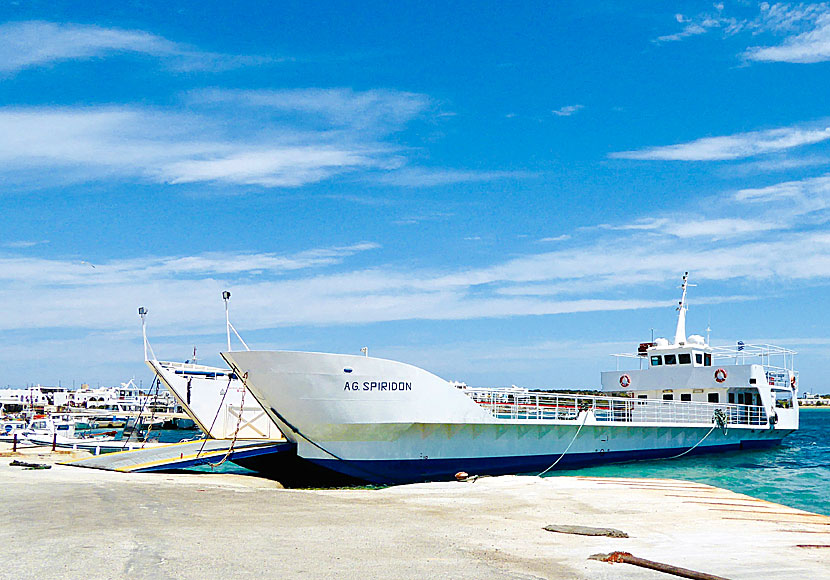 Bilfärjan Agios Spiridon i hamnen på Antiparos.