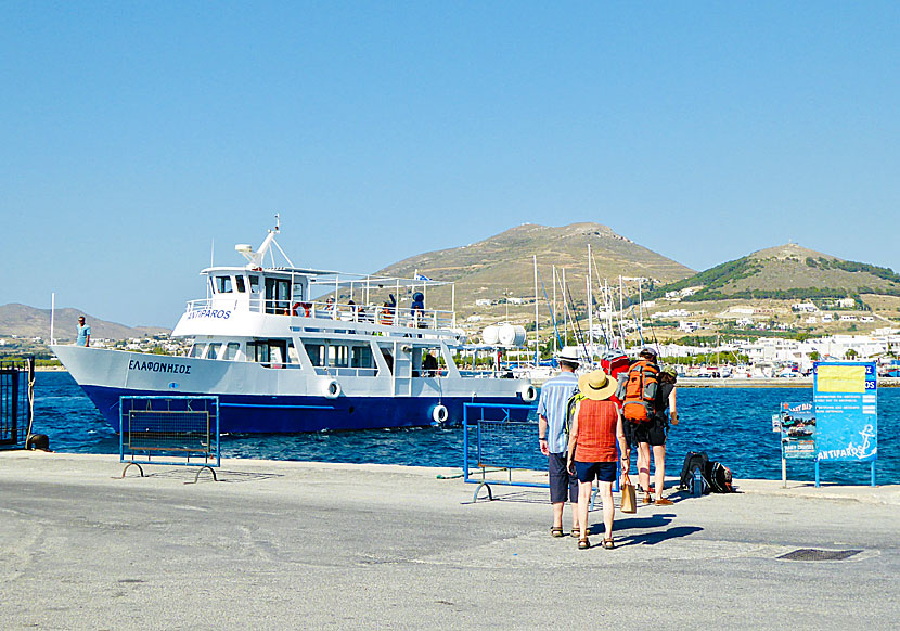 Passagerarbåten som går till Antiparos från hamnen i Parikia på Paros,