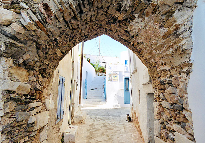 Ingången till Kastro från stora torget i Chora på Antiparos.
