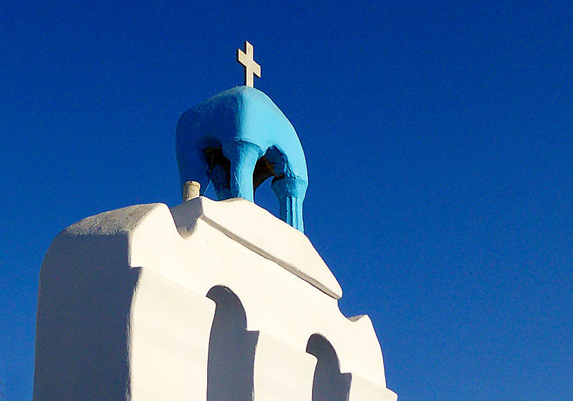 Det vackra klocktornet på Agios Nikolaos church i Kykladerna.