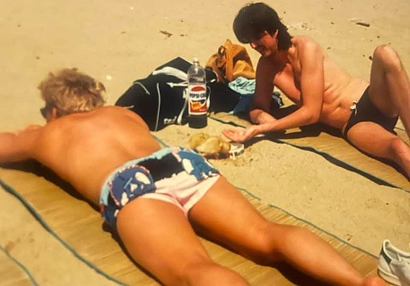 Ankorna Bullen Berglund och Clintan dricker vatten och chillar på Mylopotas beach på Ios i Kykladerna. 