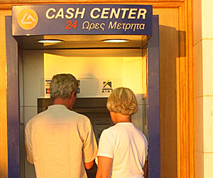 Ta ut pengar ur bankomater i Grekland