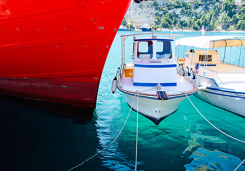 Båtlåt med Robban Broberg i hamnen i Patitiri på Alonissos.