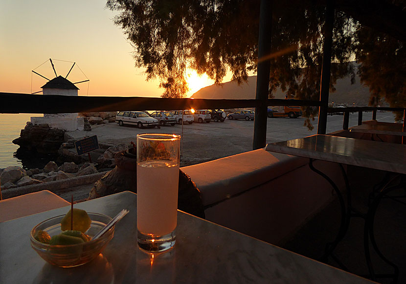 No milk today med Hermans Hermits som ser på solnedgången i Aegiali på Amorgos.