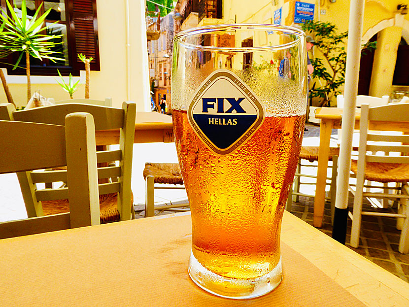 Hasse Alfredson sjunger om ett glas öl på Restaurant Kalderimi i Chania på Kreta.