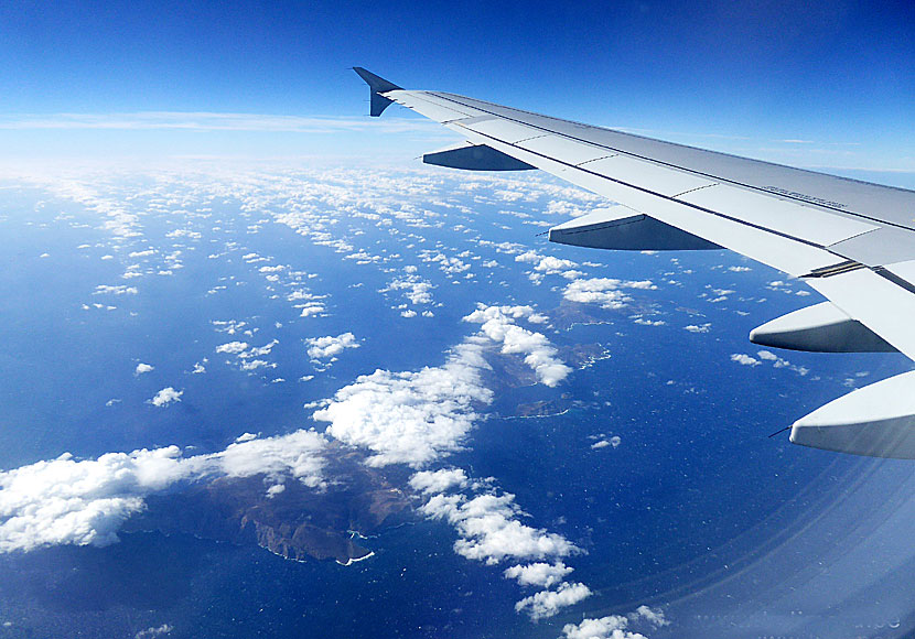 I'm leaving' on a jet plane med John Denver under en flygning från Rhodos till Aten, via Tilos i Grekland.  