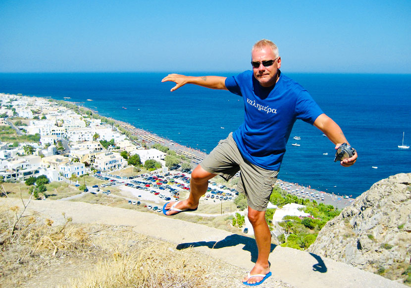 I'm Still Standing med Elton John ovanf&ouml;r stranden i Kamari p&aring; Santorini.