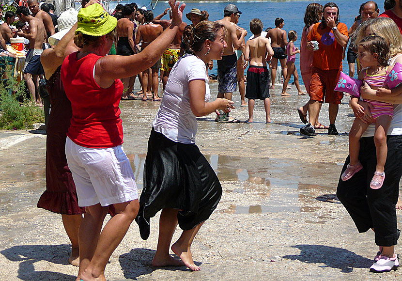 Dancing Queen med ABBA under vattenfestivalen på Kastellorizo i Grekland.
