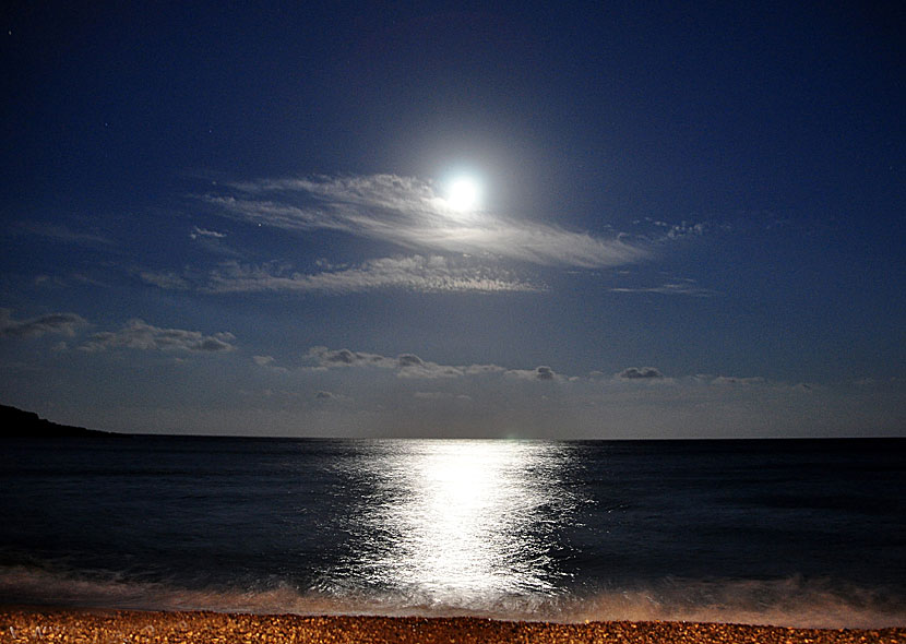 Moondance med Van Morrison som ser en fullmåne i Kato Zakros på östra Kreta.